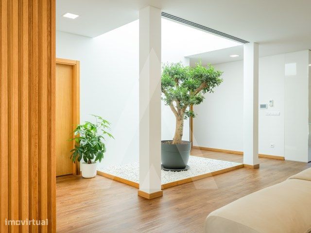 Moradia T3 com excelentes áreas e espaço exterior na Palhaça