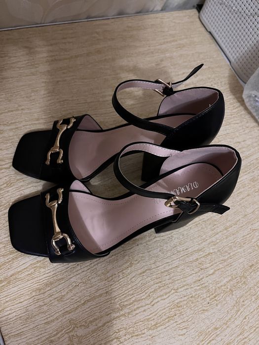 Босоніжки на каблуку