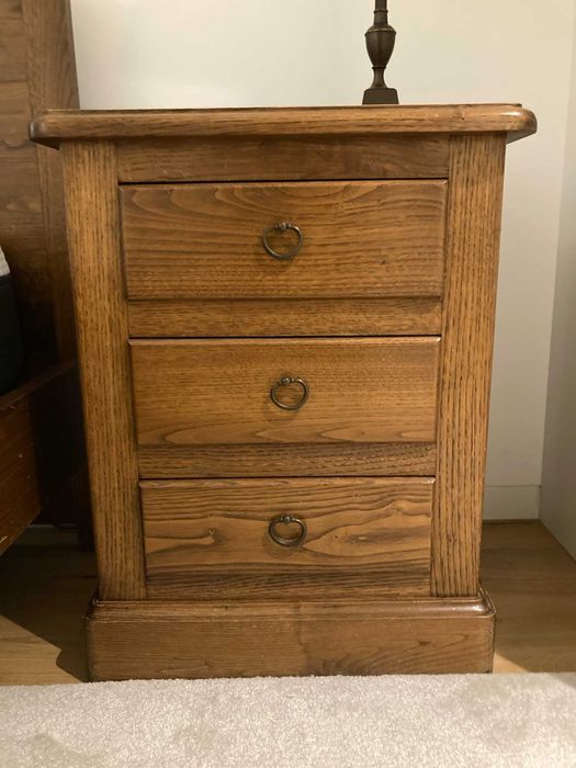 Cama com duas mesinhas de cabeceira em madeira maciça