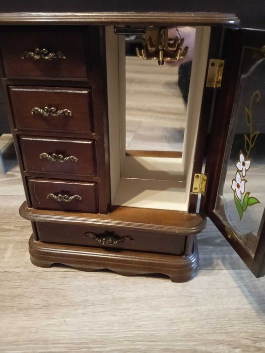 Деревянная винтажная шкатулка