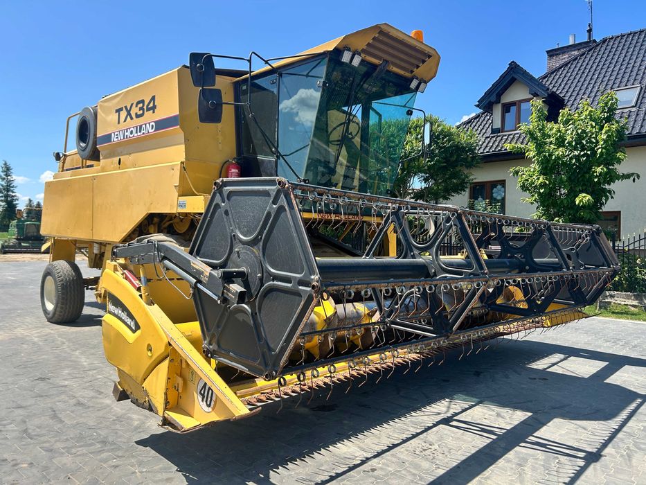 Kombajn zbożowy 
      New Holland TX34
