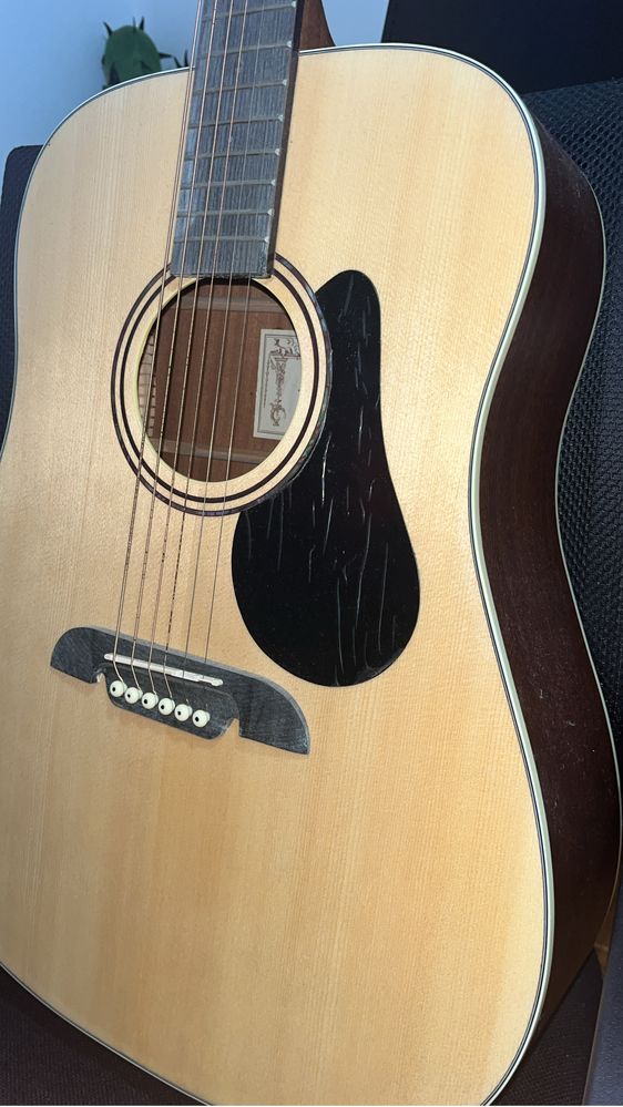 Guitarra Acústica Alvarez RD26 com saco de transporte