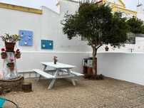 T2 com grande pátio e barbecue a 5 minutos a pé da praia