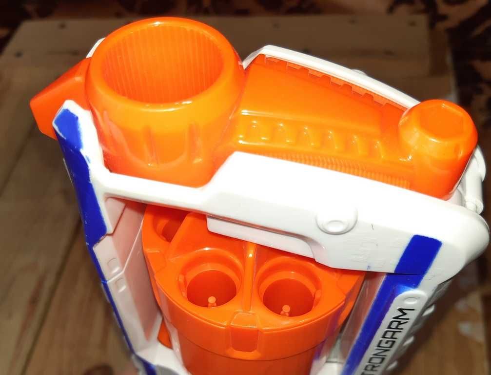 бластер nerf strong arm с выдвижным барабаном