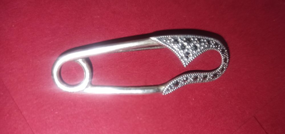 Срібна брошка-шпилька (булавка) з марказітами