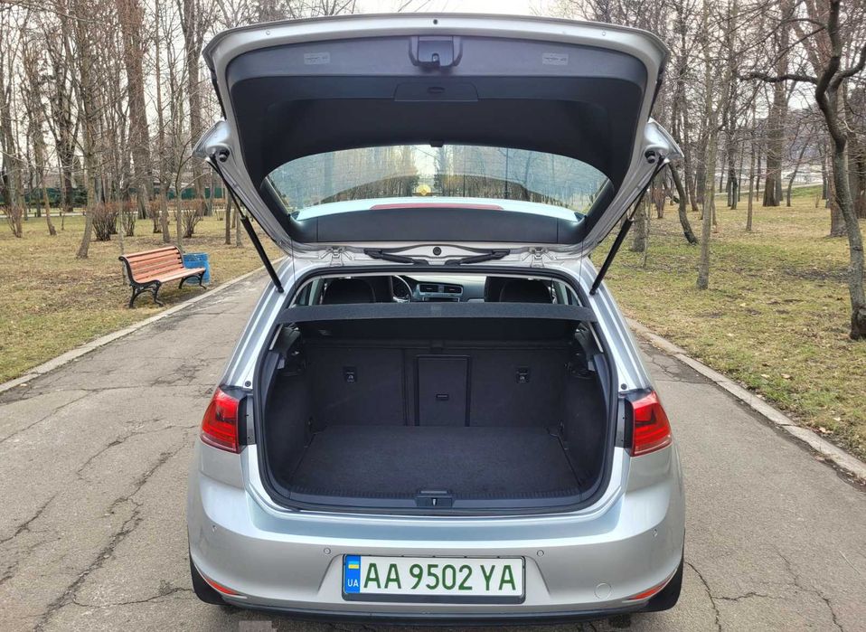 Прокат (оренда) автомобіля Volkswagen e-Golf в гарній комплектації