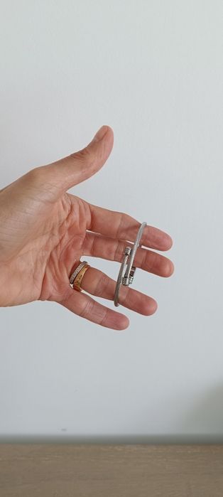 Pulseira prateada com coração, Novo