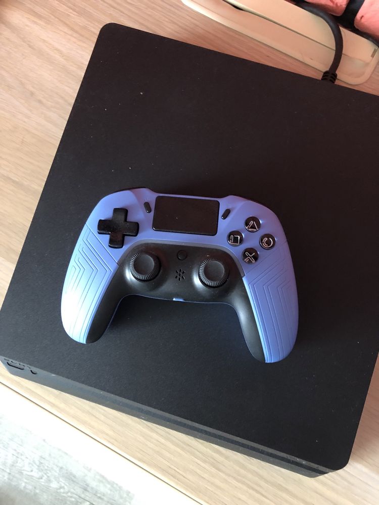 PlayStation 4 Slim 1TB + pad + 6 gier