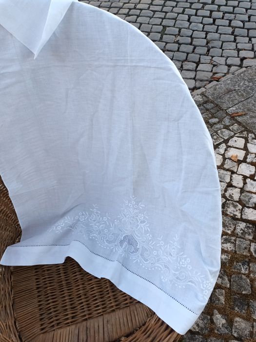 Belíssima cortina em linho bordado