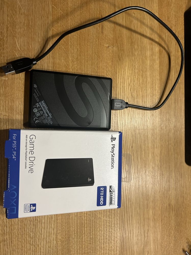 PlayStation 4 , dwa pady, podstawka ładująca pady, DYSK 2TB