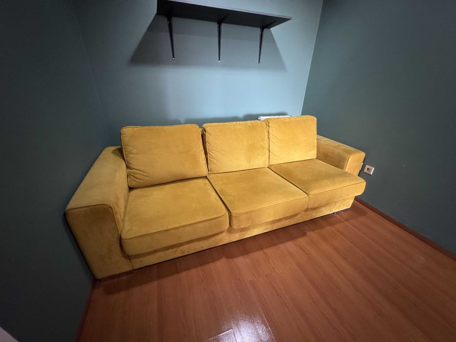 Sofá 3 lugares amarelo