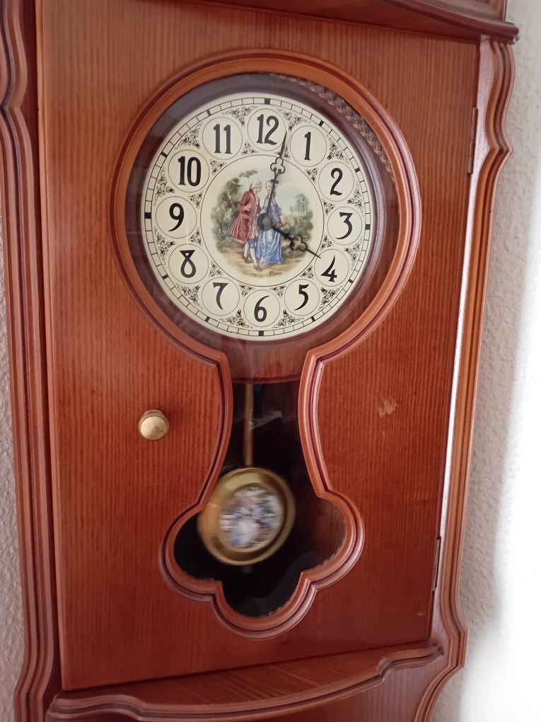 Vitrine Cristaleira de Canto com Relógio