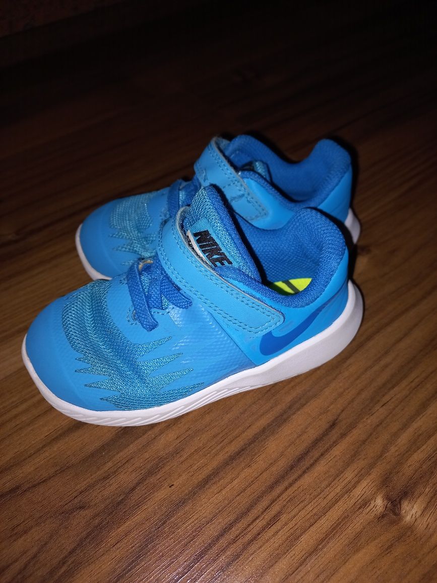 Buty sportowe adidasy Nike 22