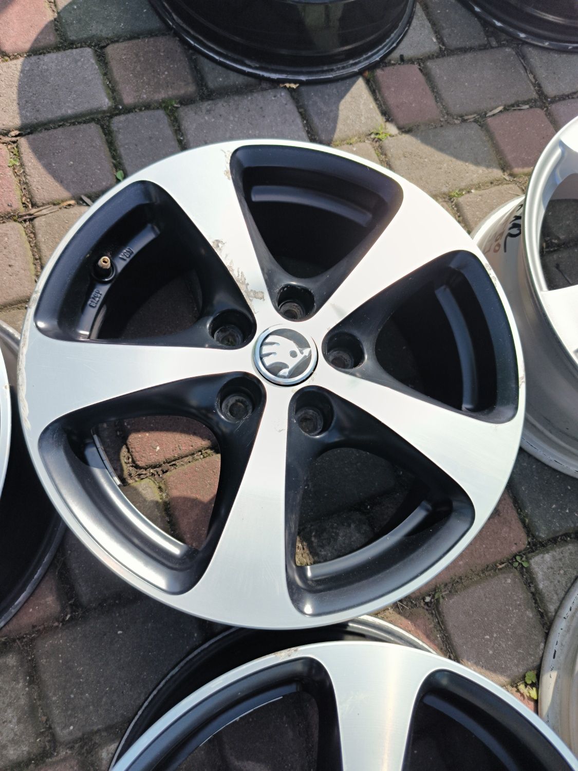 Felgi aluminiowe 16 Skoda Octavia II SuperB Kodiak Karoq 5x112