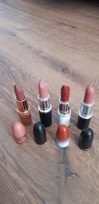 szminka MAC Cosmetics Lustreglass Sheer-Shine Lipstick.