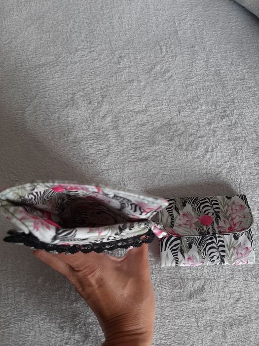 Vende se capa de telemóvel e carteira para colocar cartões feita a mão