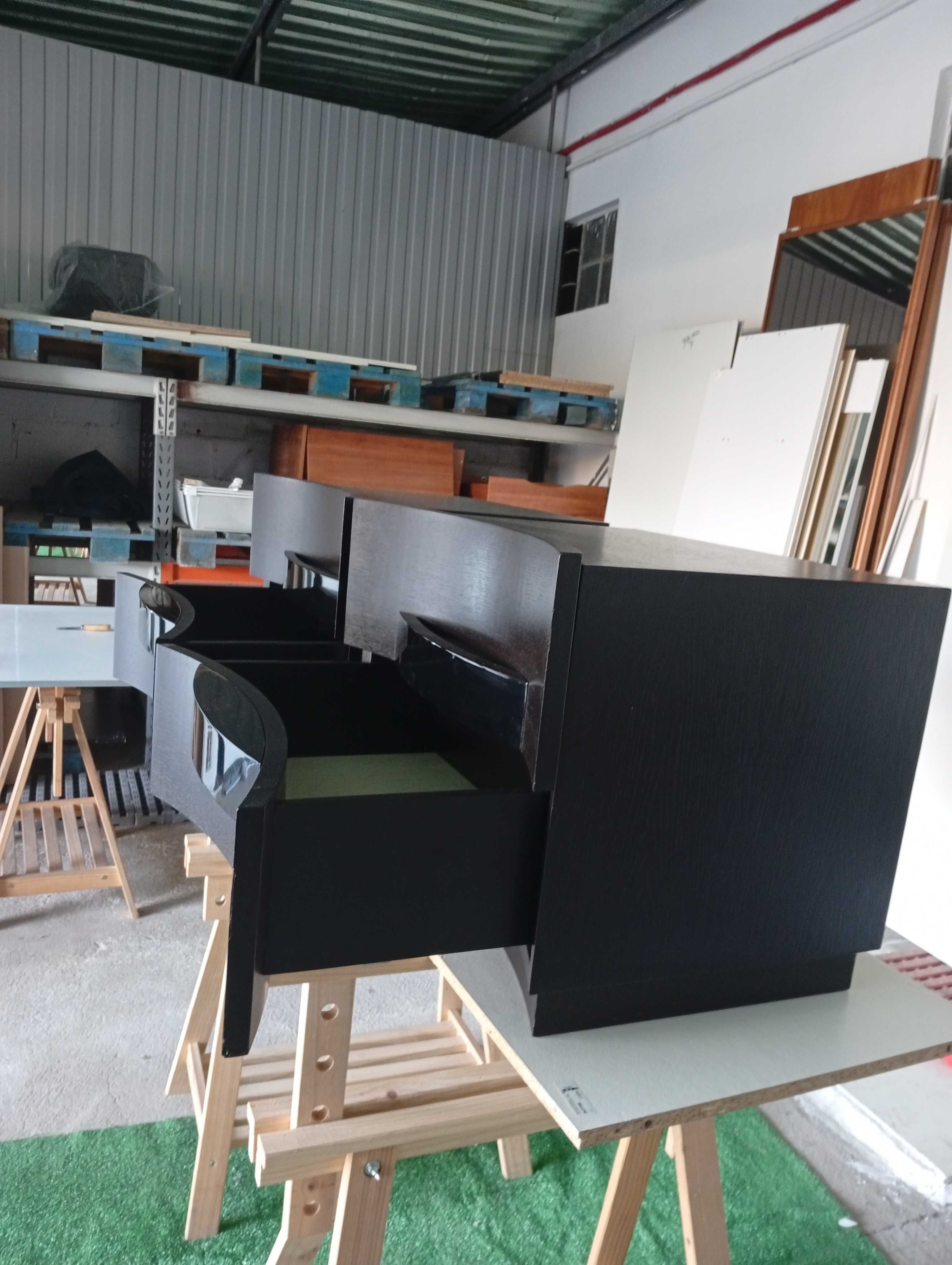 Mesas de cabeceira entrego gratis