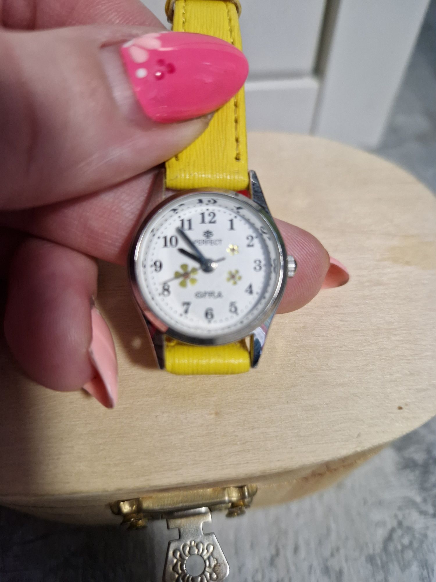 Nowy zegarek na rękę dla dziewczynki