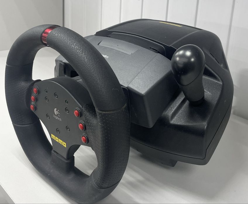 Игровой руль Logitech momo