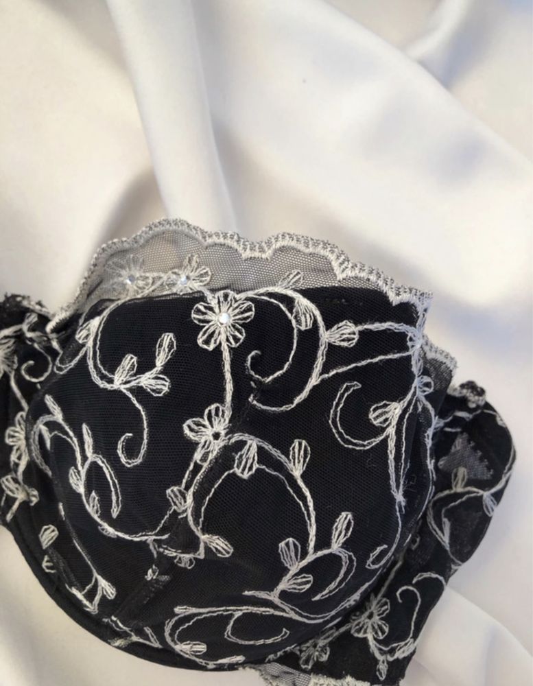 Czarno biały piękny biustonosz ornamenty cyrkonie 75D