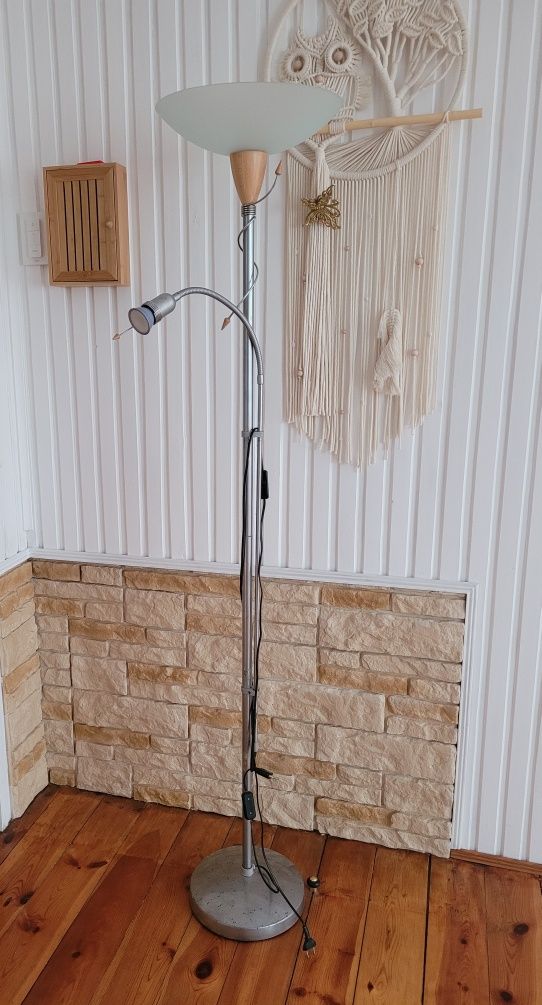 Lampa stojąca podłogowa