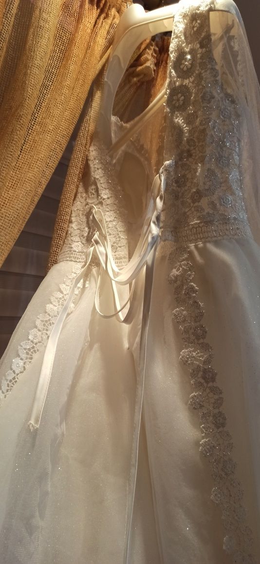 Весільне плаття  з шлейфом