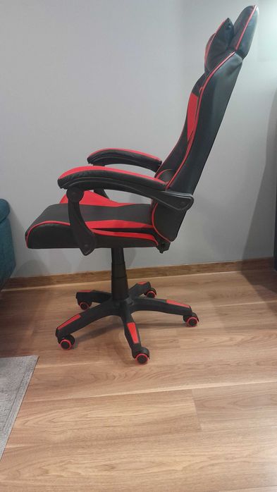 Fotel gamingowy czerwono-czarny.