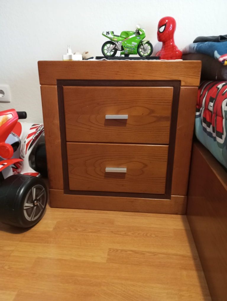 Cama de solteiro e mesa de cabeceira