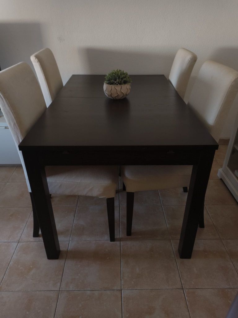 Mesa com 4 cadeiras