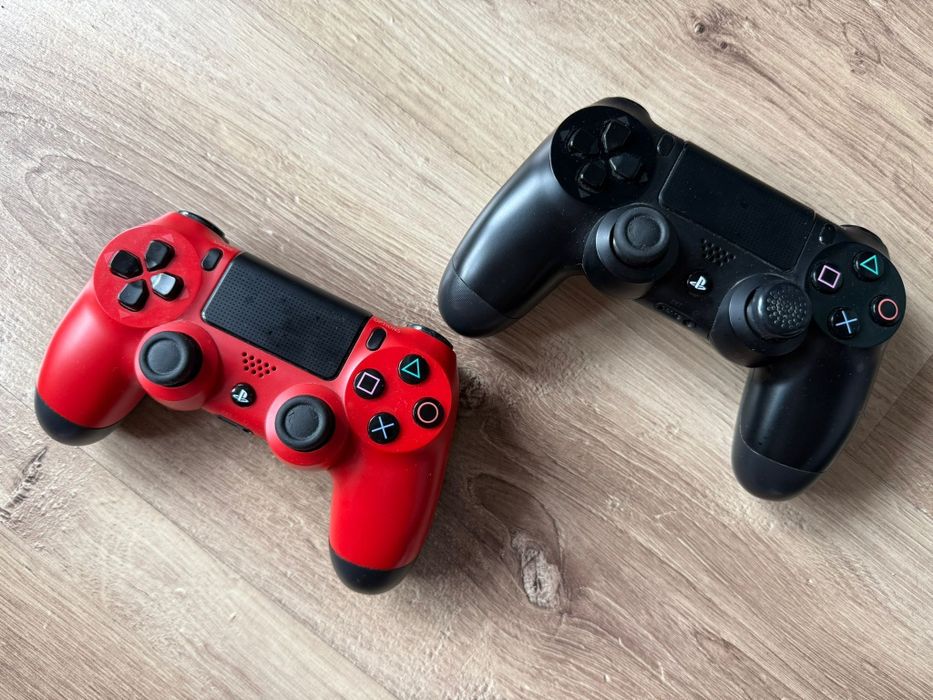 Konsola PS4, dwa pady i stacja ładująca