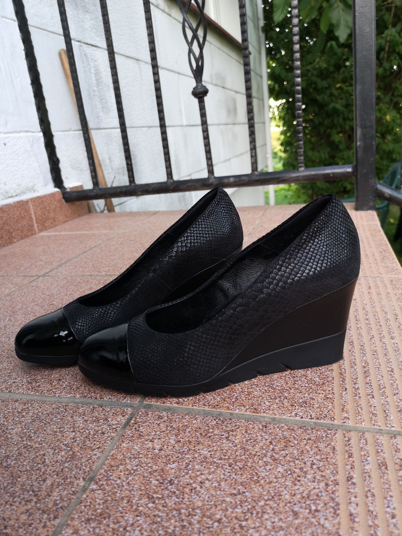 Czarne skórzane buty na koturnie BUT-S 38