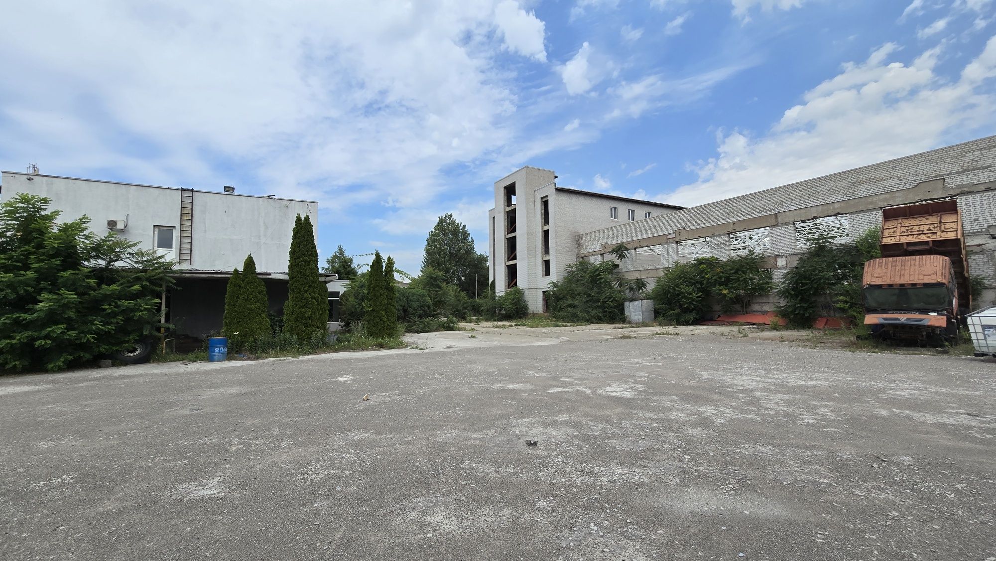 Продаётся база с административным зданием. Цена с НДС.