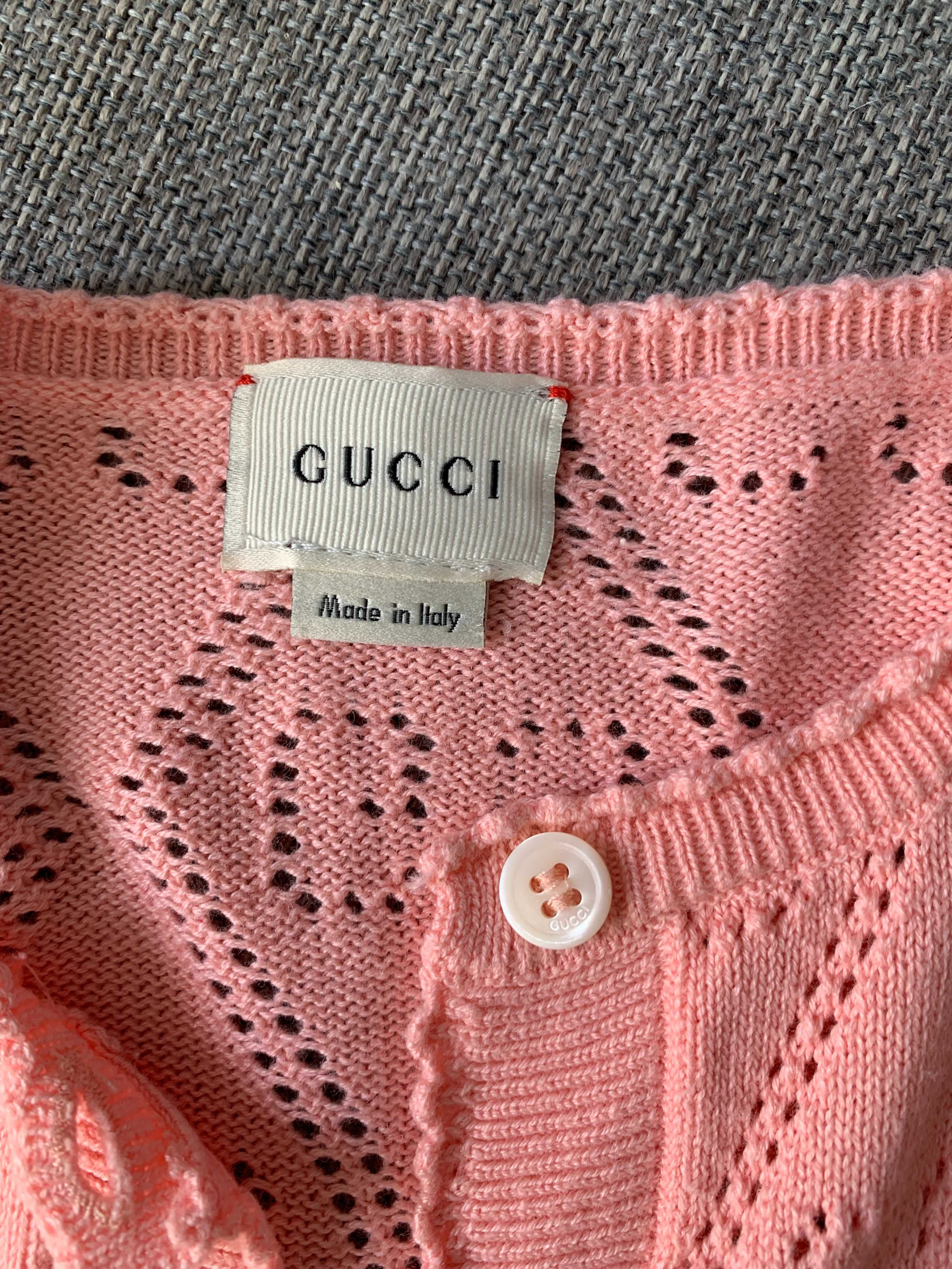 Różowy sweter zapinany na guziki Gucci 128