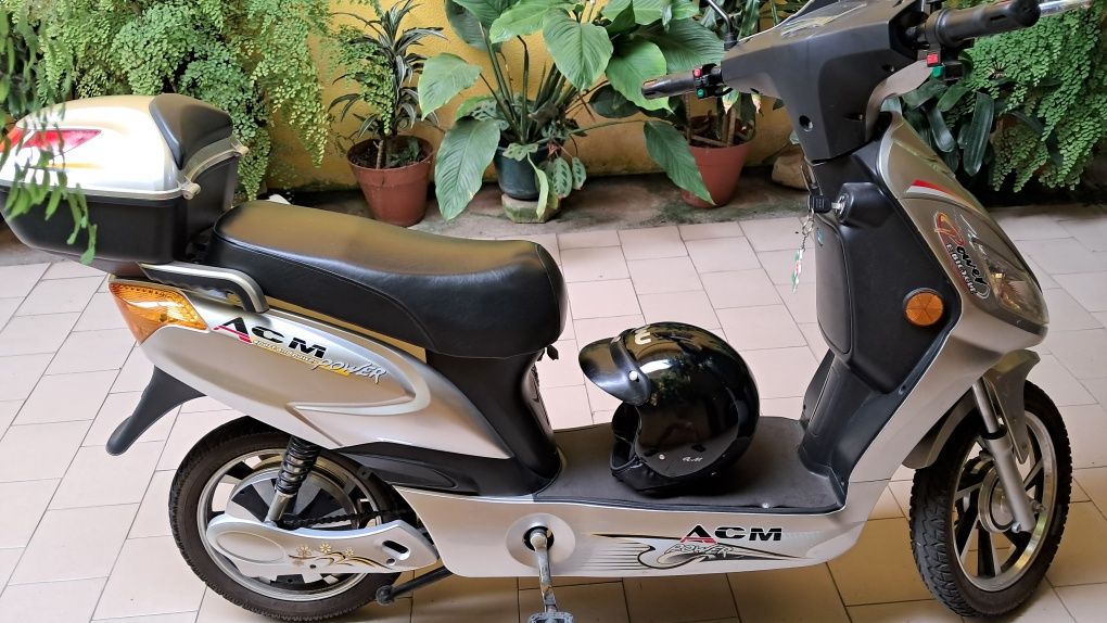Scooter elétrica com pedais