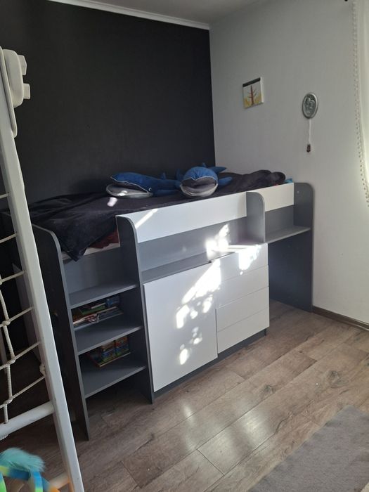 Łóżko piętrowe z szafkami i materacem