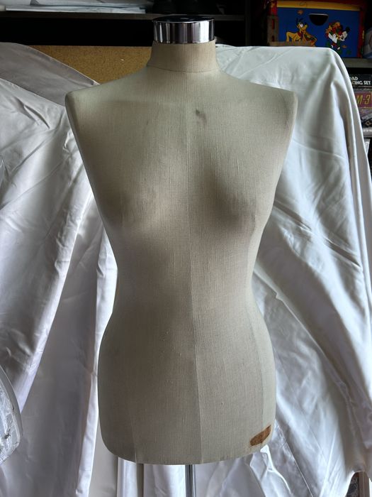 2 bustos femininos com base metálica ajustável