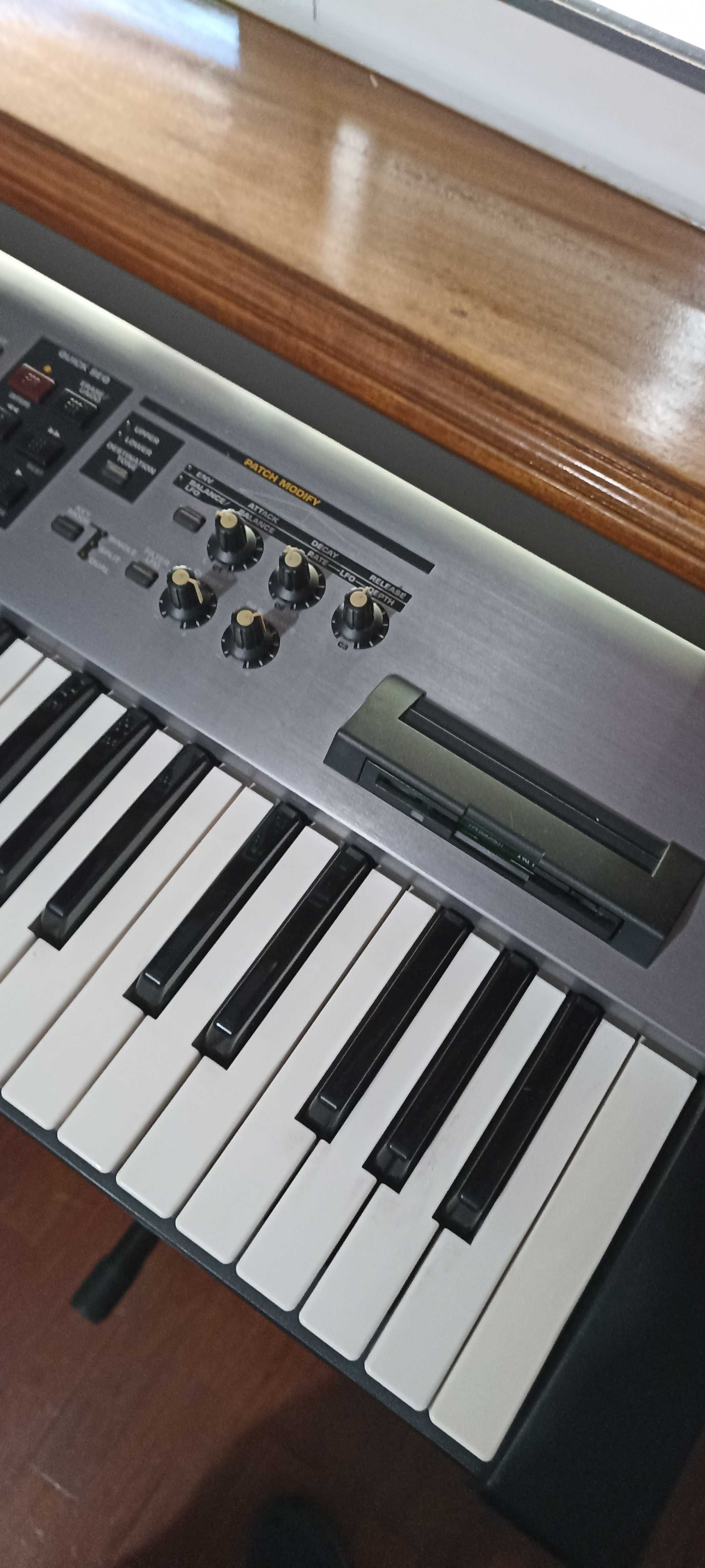 Piano Roland RS-70 (Ler descrição)