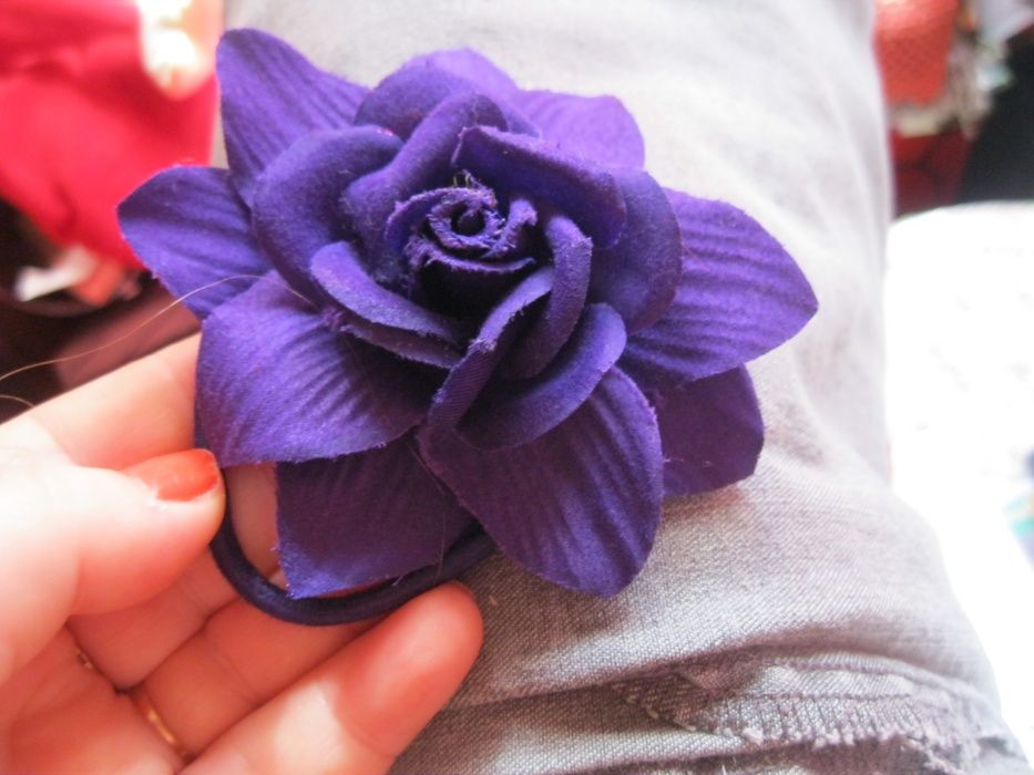фиолетовый цветок можно как заколку а можно как аксессуар на платье