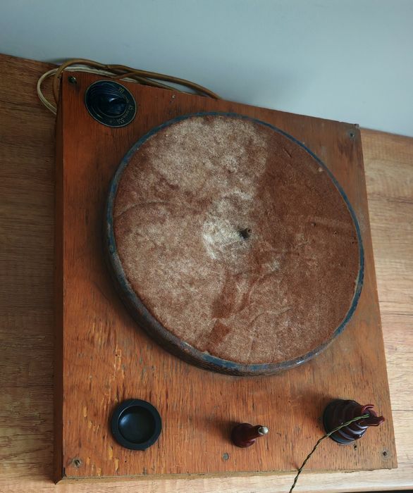 Stary sprawny gramofon