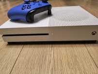 Продам Xbox One S 1tb.