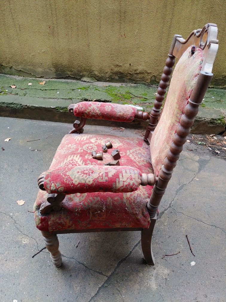 Zabytkowy fotel, przedwojenny