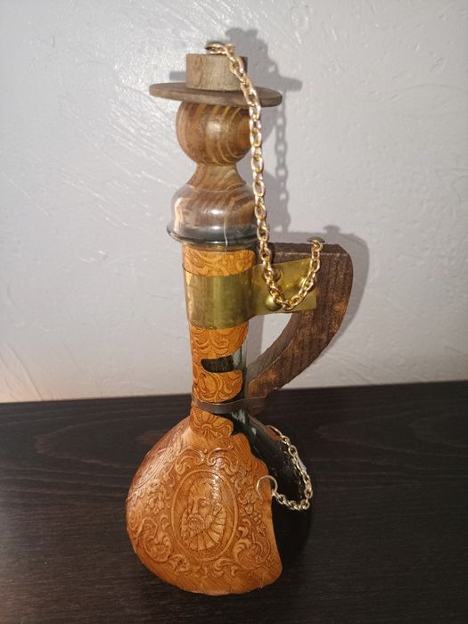 Ozdobna karafka, butelka z winem – skórzana oprawa, rękodzieło.