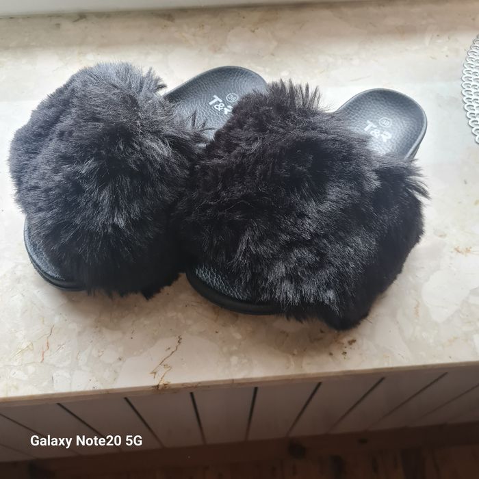 Klapki czarne z futerkiem rozm.38, dł.wkładki 24 cm