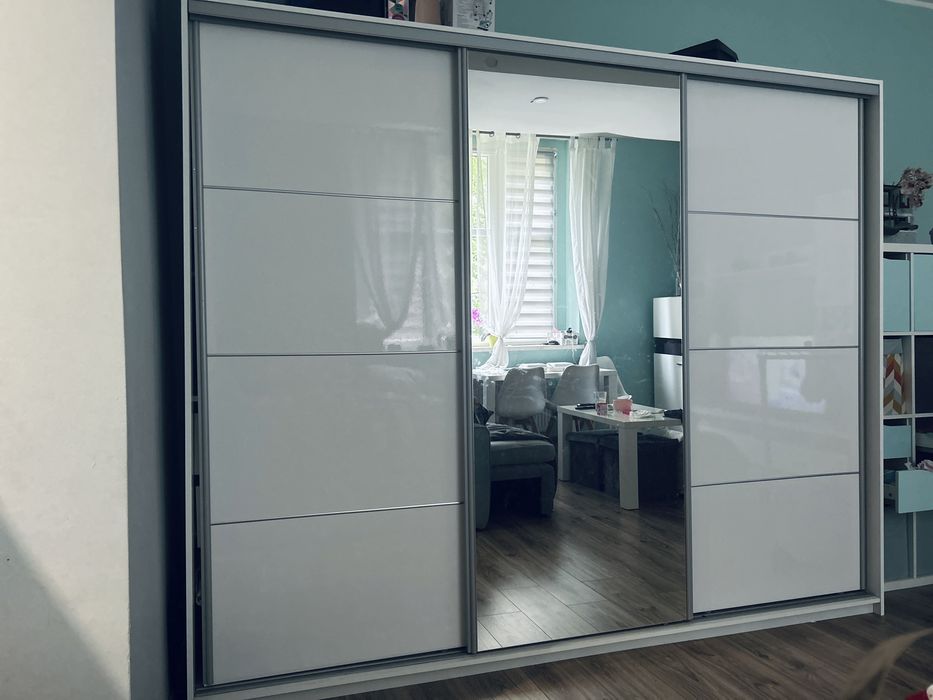 Szafa przesuwna z lustrem wysoki połysk 235x216
