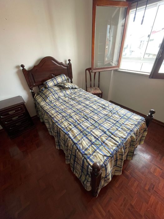 Cama de solteiro em madeira maciça