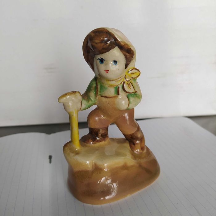 figurka z porcelany chłopca kolekcjonerska vintage