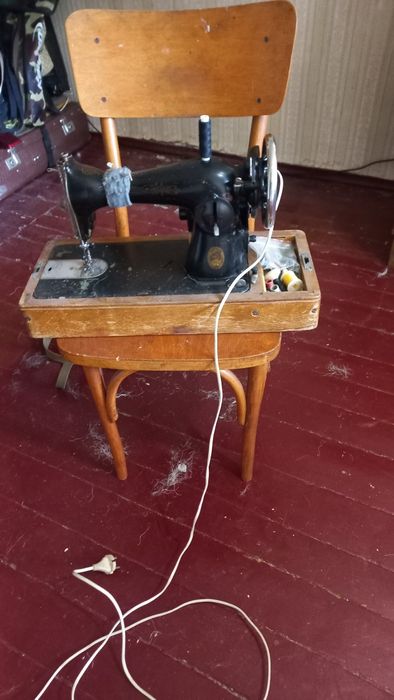 Продам швейну машинку
