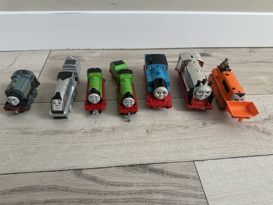 Поїзди  Томас, звичайні і на батарейках.
