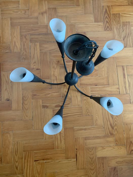 Candeeiro preto em metal com  5 braços