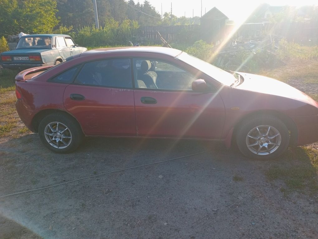 Автомобиль Мазда323f